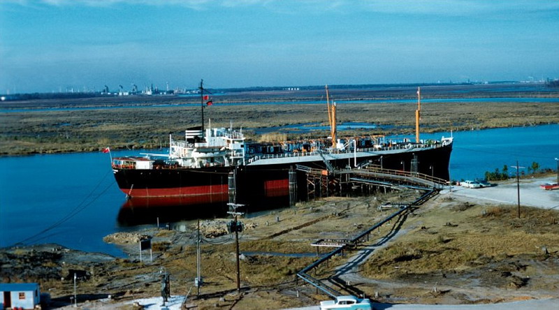 Esta foto recoge la primera carga de LNG en un buque mercante