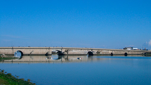 Puente Zuazo, de origen romano, pone en comunicación la isla de Cádiz con el continente.